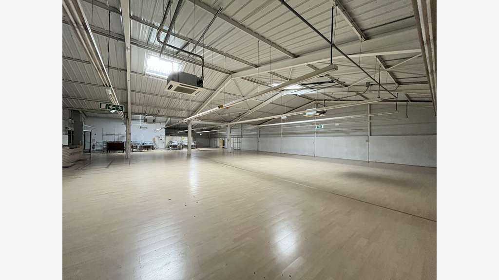 Local d'activité 380m² à louer à Nemours A6 / A77