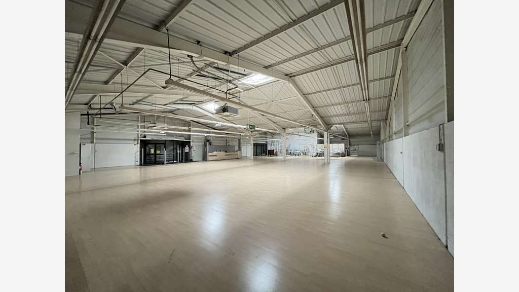 Local d'activité 380m² à louer à Nemours A6 / A77