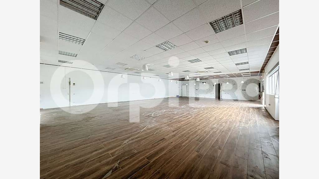 Local commercial 232 m² à louer