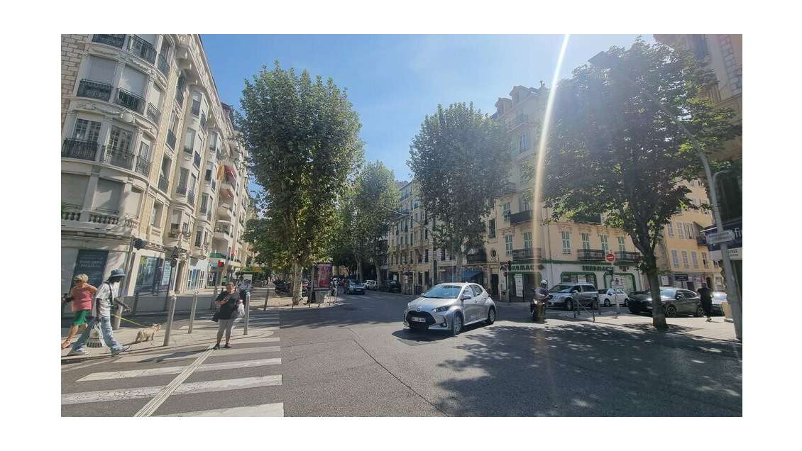 A louer magnifique local d'angle rénové à Nice