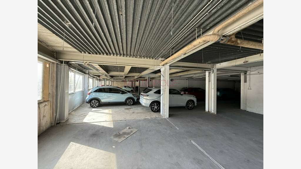 Local commercial 1673m² à louer à Nice Riquier