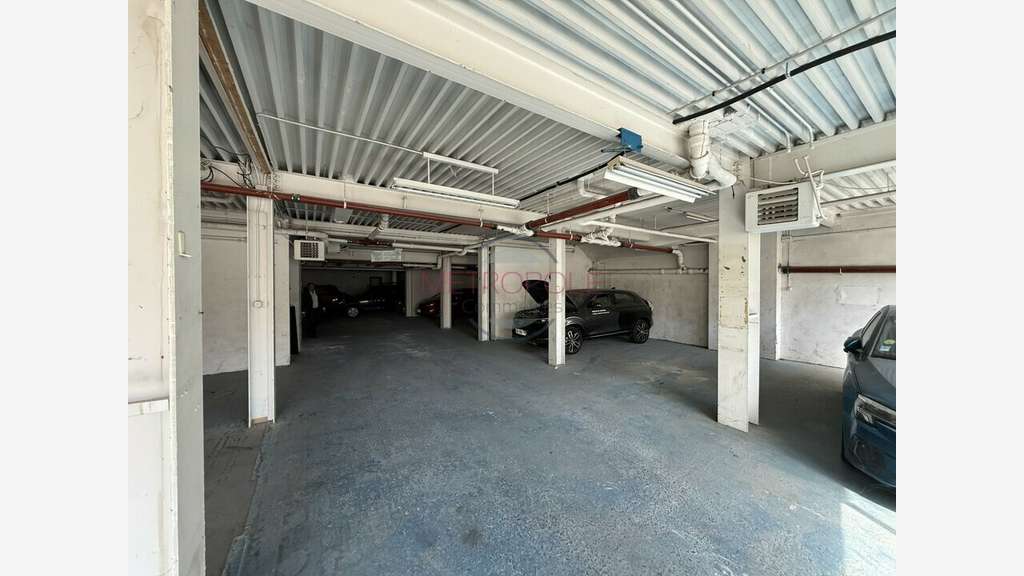 Local commercial 1673m² à louer à Nice Riquier