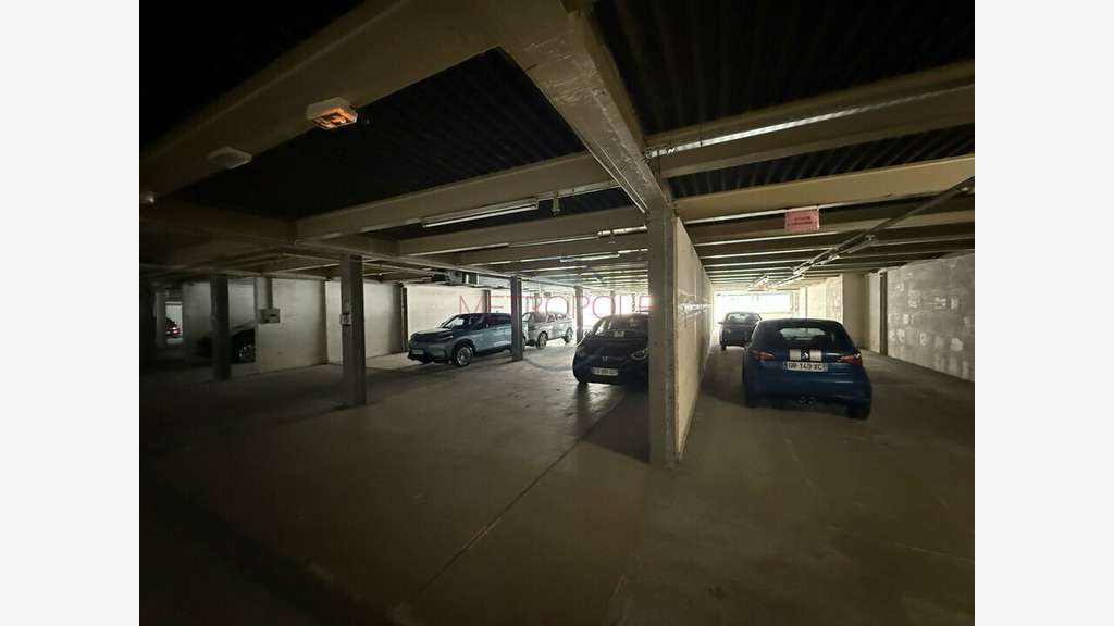 Local commercial 1673m² à louer à Nice Riquier