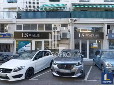 A louer local 112m² avec vitrine à Nice