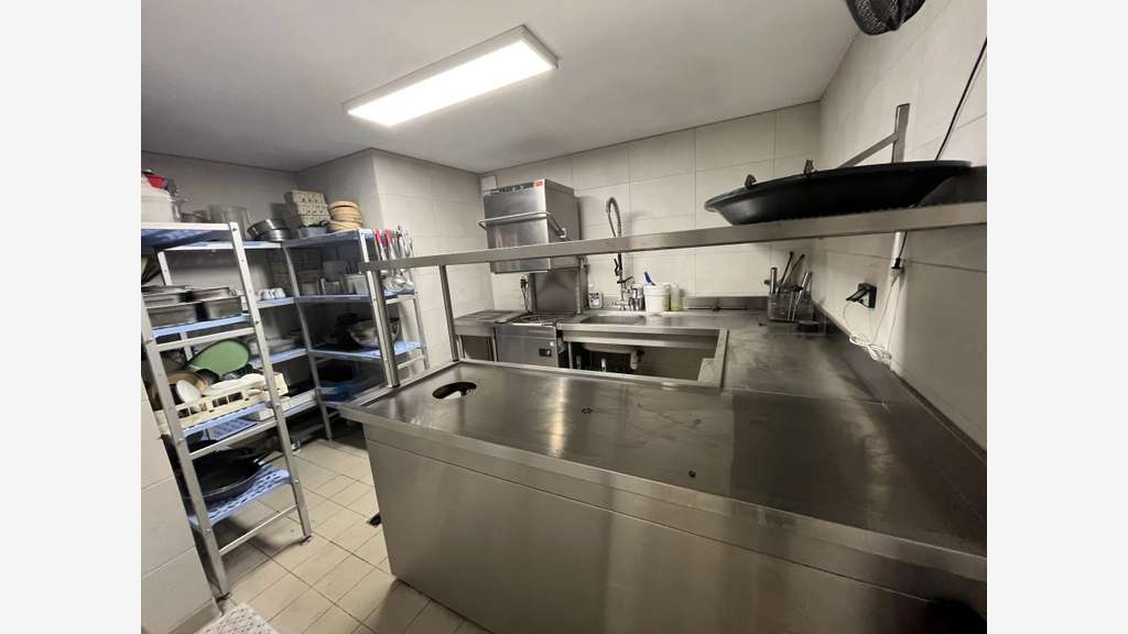A louer avec droit d'entree local 220m² à Nice