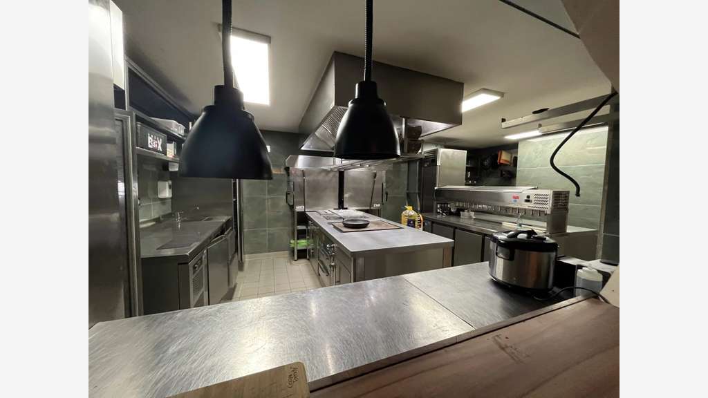 A louer avec droit d'entree local 220m² à Nice