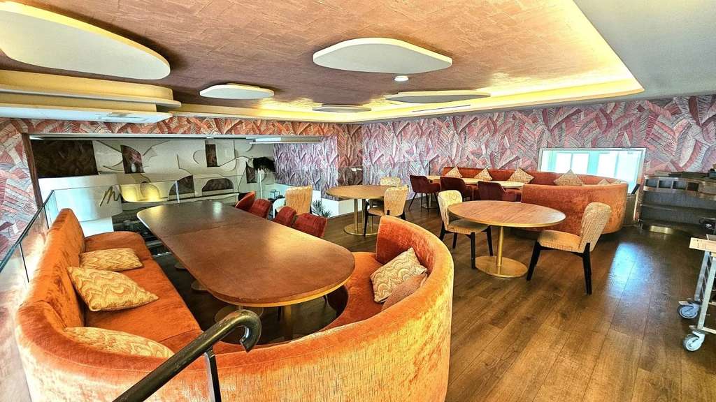 A louer avec droit d'entree local 220m² à Nice