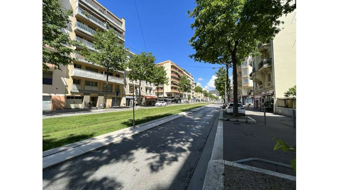 Location local d'angle 184m² Nice quartier Riquier