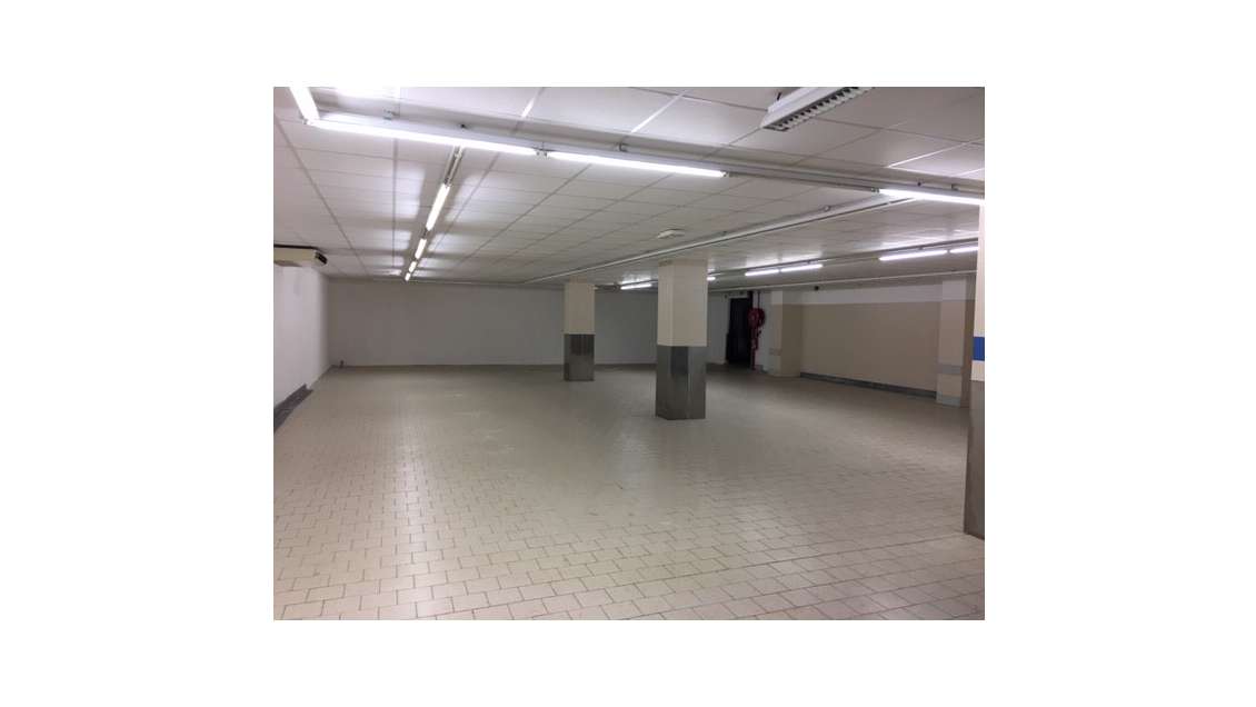 Location grand local 500m² RDC Nice proche A8 
