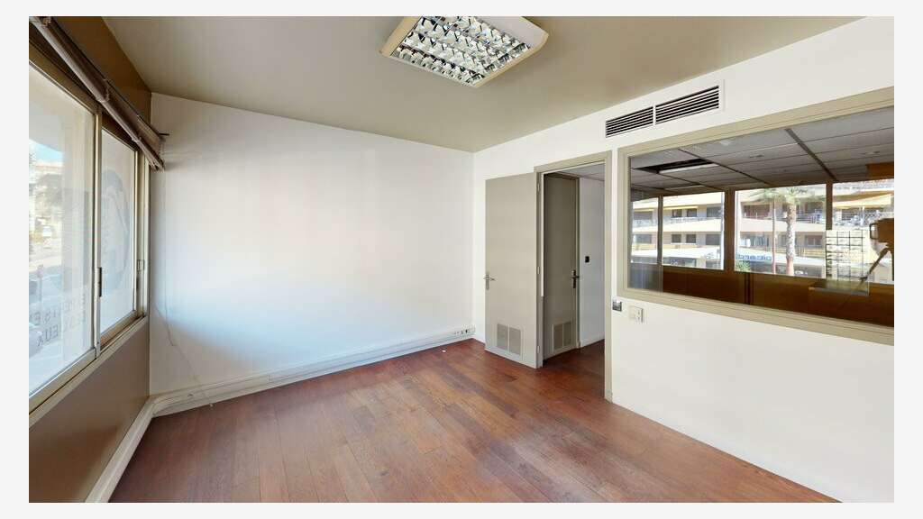 A louer bureaux 165m² +parkings à Nice Est Riquier