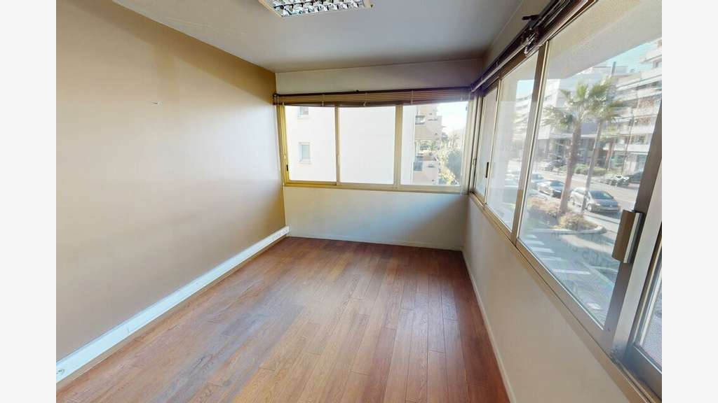 A louer bureaux 165m² +parkings à Nice Est Riquier