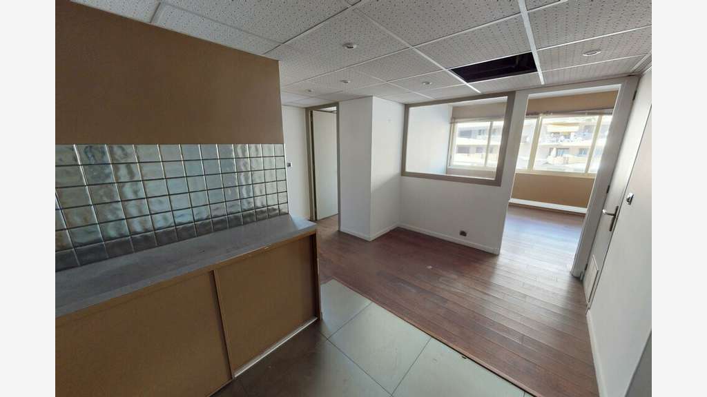 A louer bureaux 165m² +parkings à Nice Est Riquier