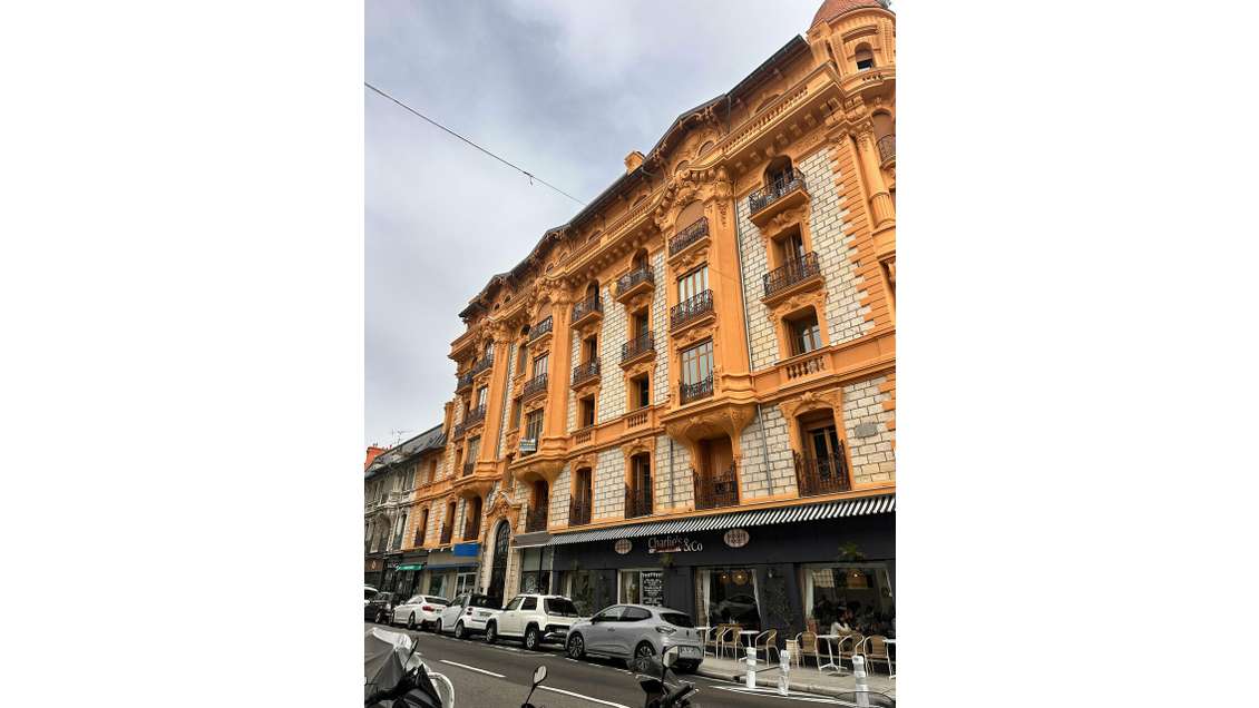 A louer local commercial de 93m² à Nice Lepante