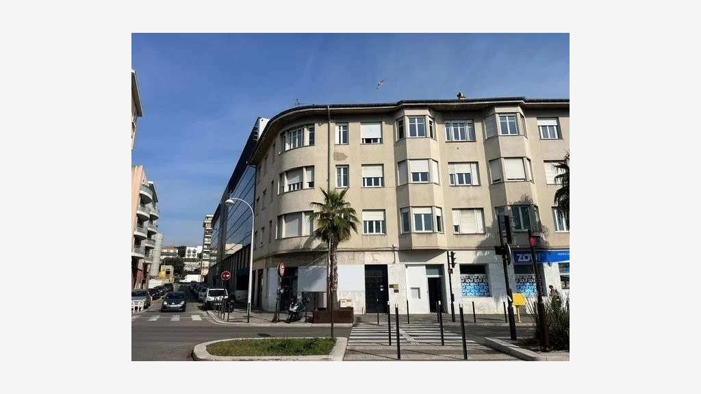 A louer locaux d'angle 95m² Nice bd René Cassin