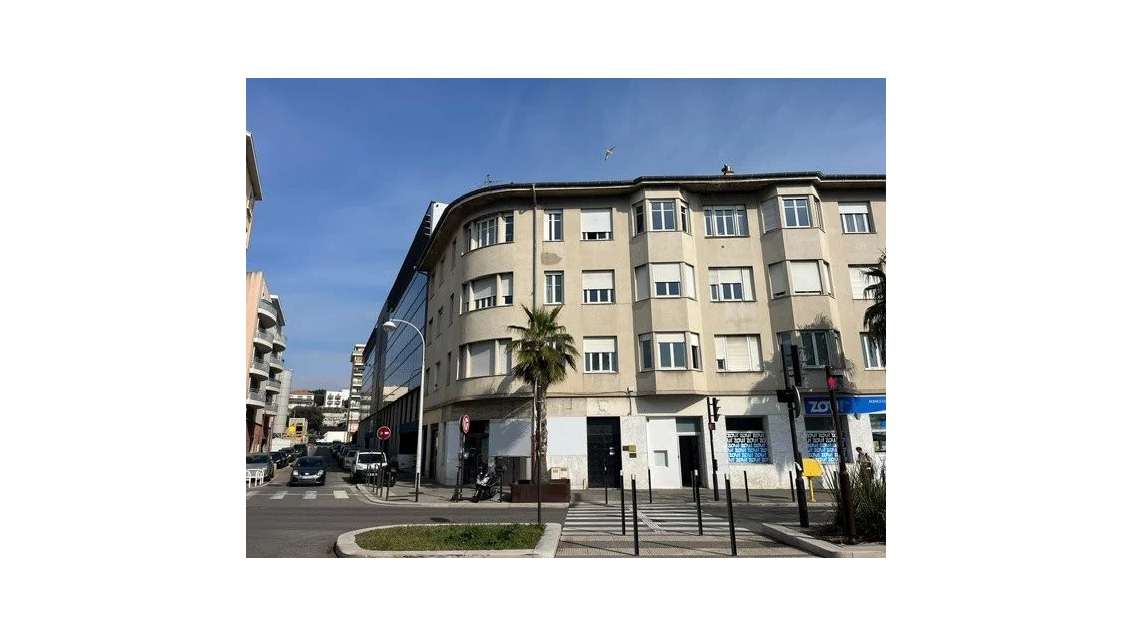 A LOUER - LOCAUX/BUREAUX D'ANGLE - 94 bd René Cas