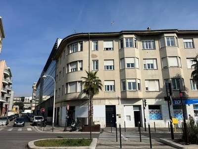A louer locaux d'angle 95m² Nice bd René Cassin