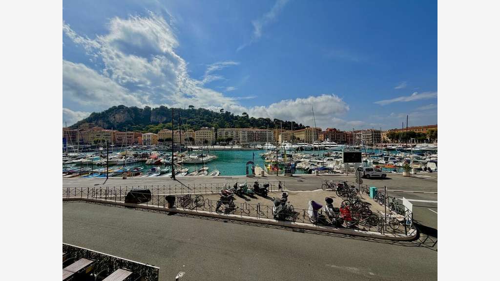 Local commercial de 147m² à louer à Nice port