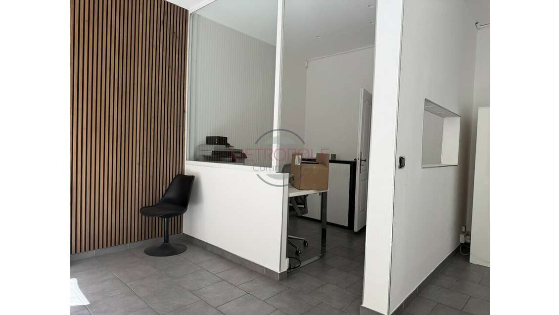 Location pure local commercial de 43m² Nice port