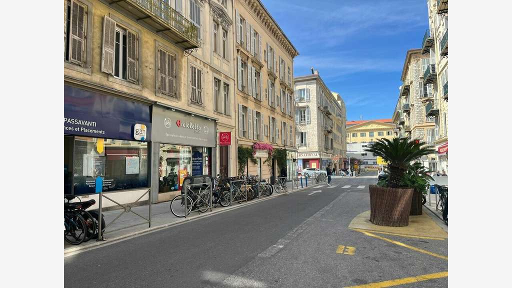 A louer local de 68m² à Nice Defly