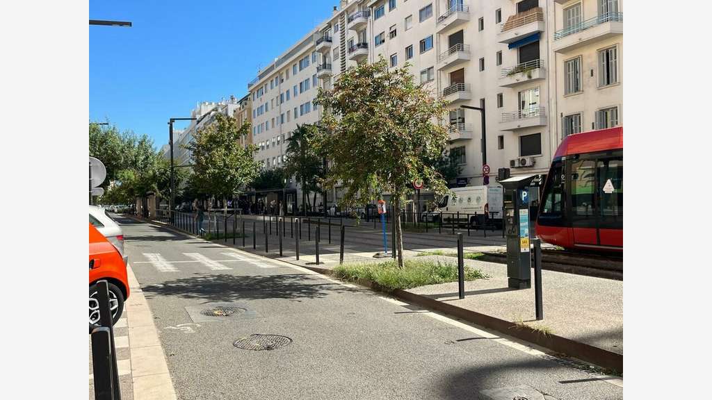 Location local commercial 45m² à Nice Californie