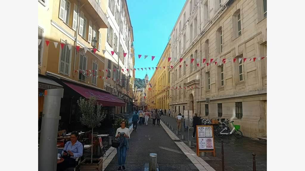 Opportunité Rare au Cur du Vieux Nice  Local Re
