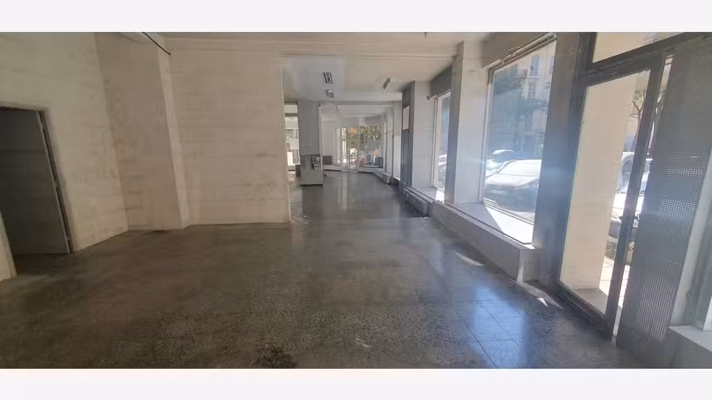 Location pure local d'angle 153m² à Nice Riquier 