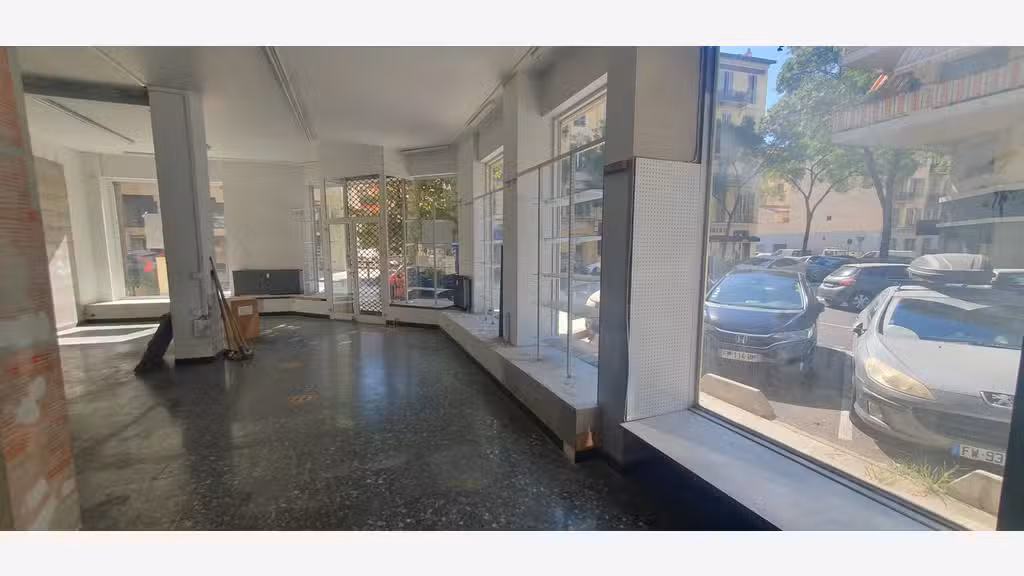 Location pure local d'angle 153m² à Nice Riquier 
