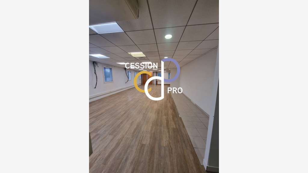 Espace de bureaux 90m² à louer en ZA à Nîmes