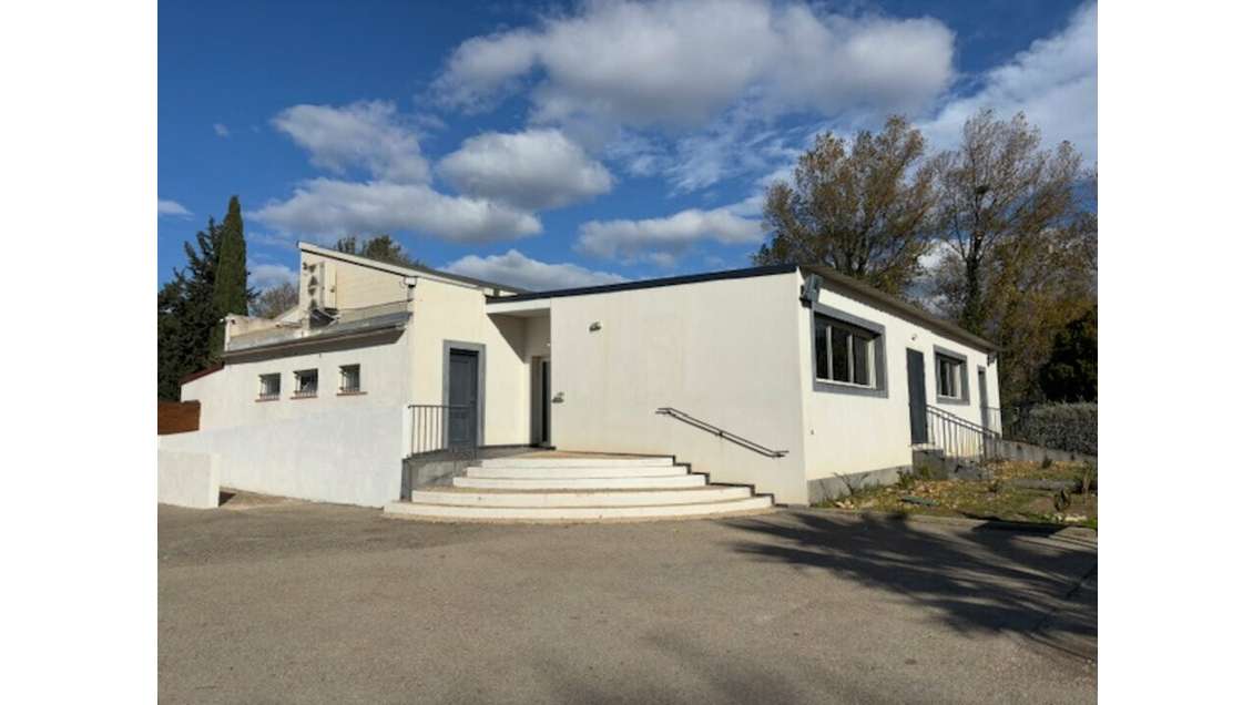 A louer local commercial 300m² avec piscine Nîmes