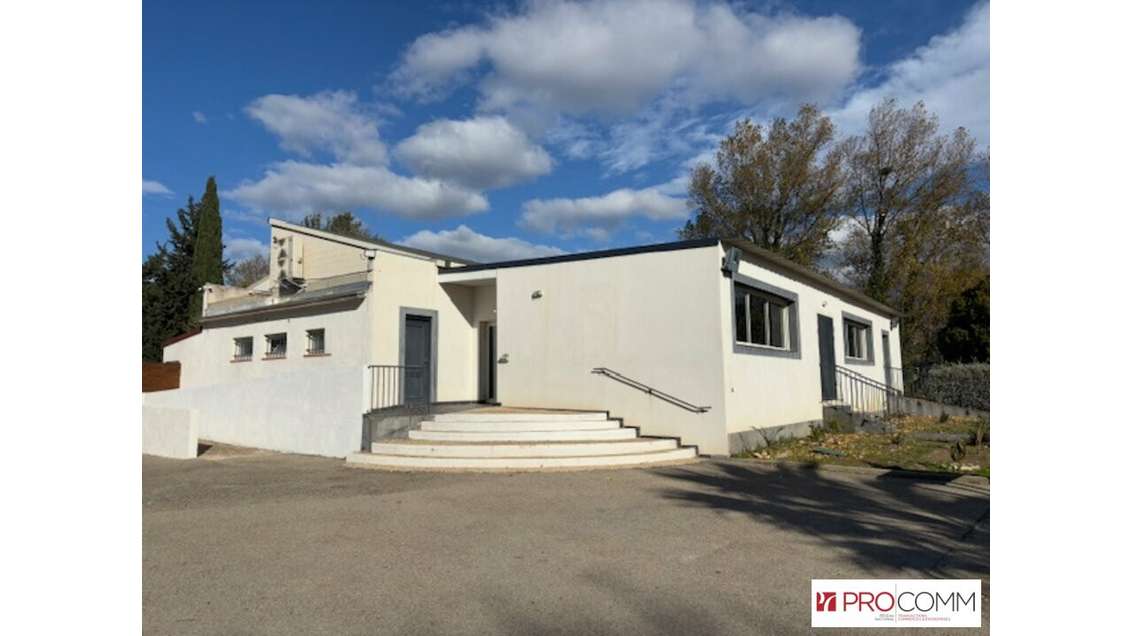 A louer local commercial 300m² avec piscine Nîmes