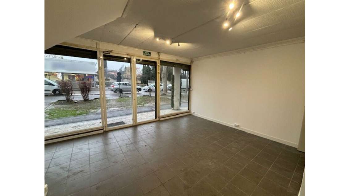 Local 28m² à louer bon emplacement à Nîmes