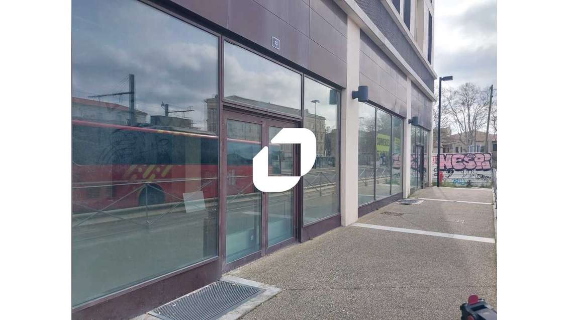 A louer Local commercial 1348m² Nimes