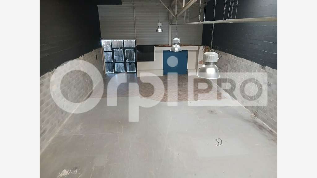 Loue local commercial 310m² en retail park Nîmes