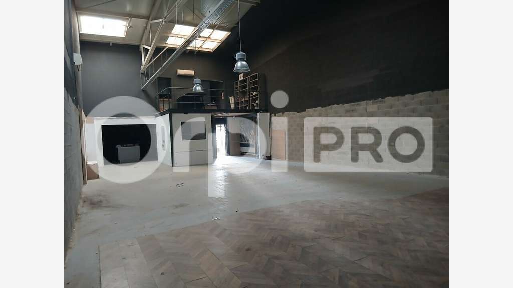 Loue local commercial 310m² en retail park Nîmes