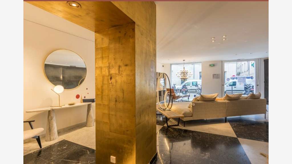 Local commercial de 744m² à louer à Nîmes centre