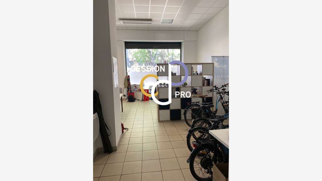Loue local commercial de standing 173m² à Nîmes