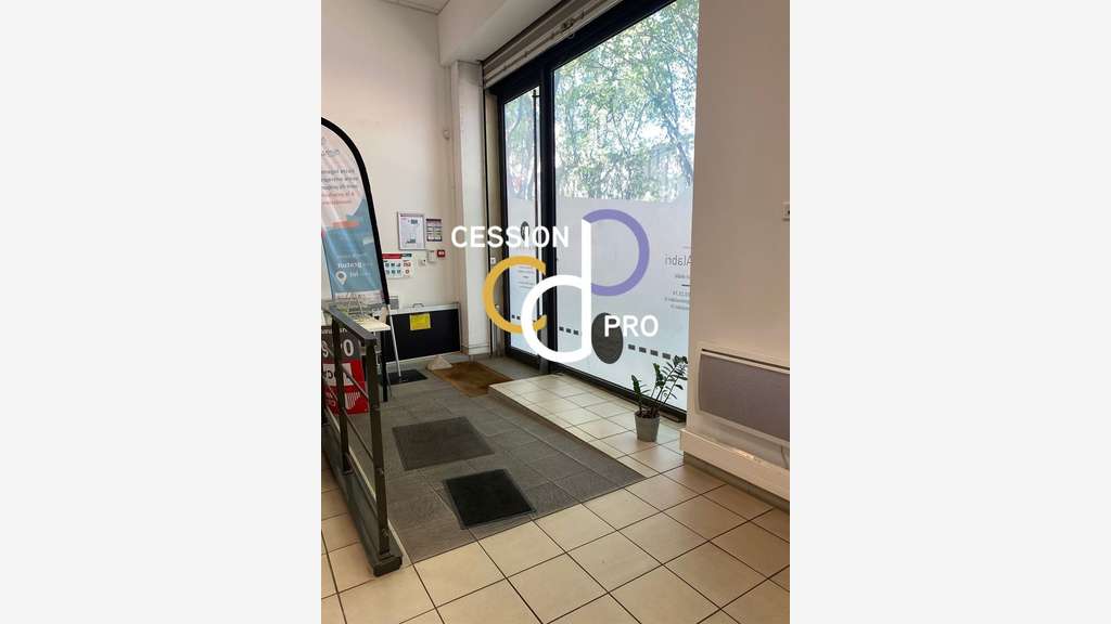 Loue local commercial de standing 173m² à Nîmes