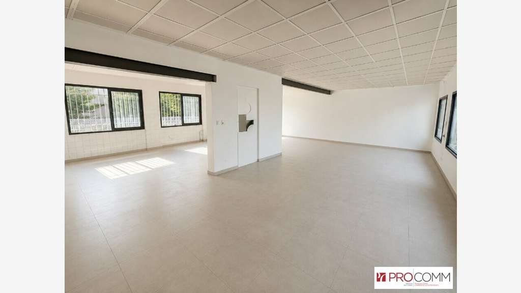 Local commercial 120m² à louer à Nîmes av passante