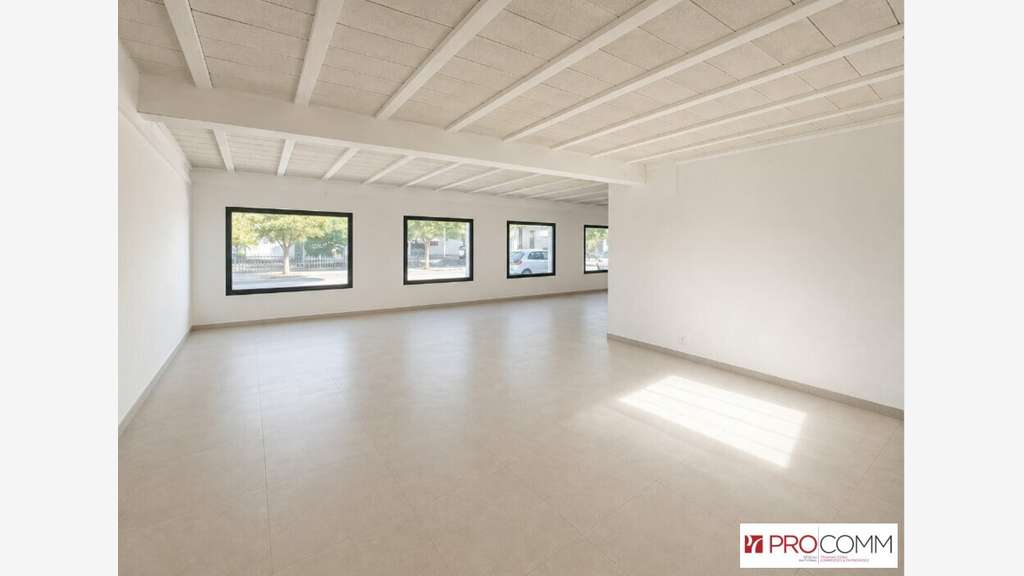 Local commercial 120m² à louer à Nîmes av passante