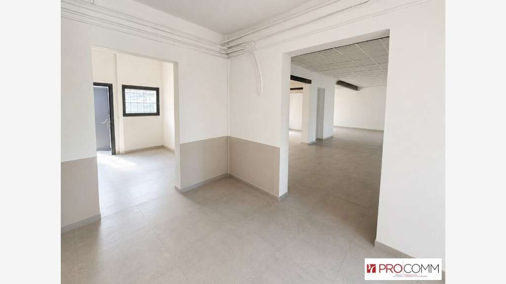 Local commercial 120m² à louer à Nîmes av passante