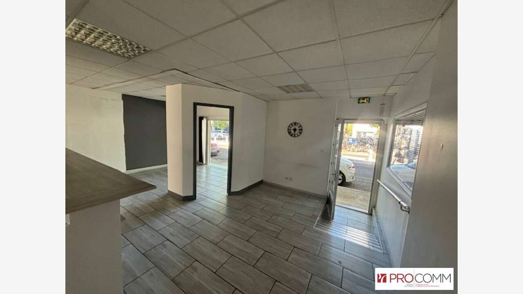 Local commercial 95m² à louer à Nîmes Av Mal Juin