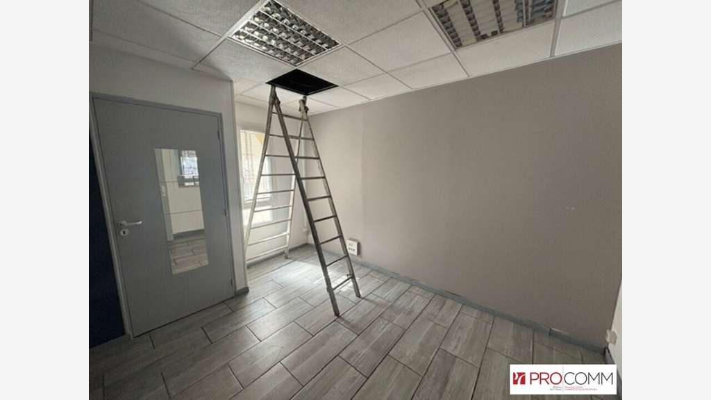 Local commercial 95m² à louer à Nîmes Av Mal Juin