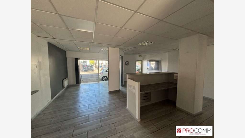 Local commercial 95m² à louer à Nîmes Av Mal Juin