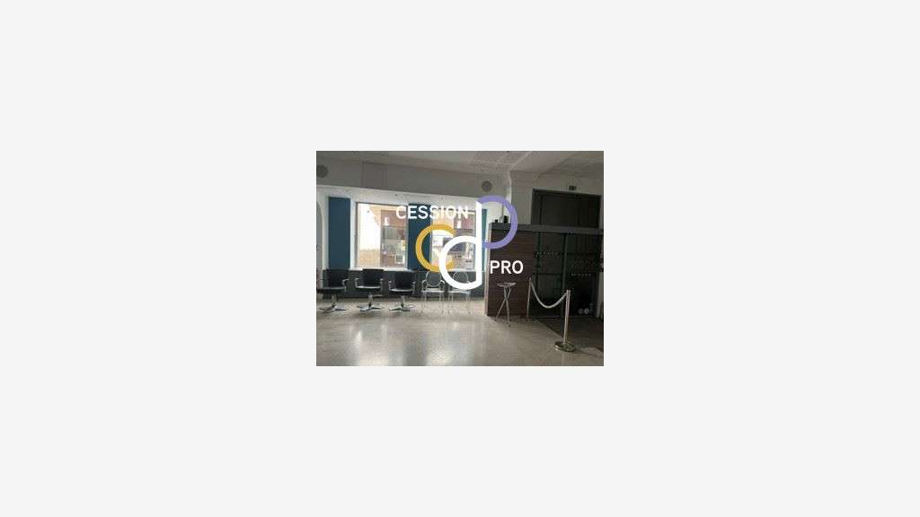 Local commercial 98m² à louer rue piètonne Nîmes