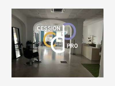 Local commercial 98m² à louer rue piètonne Nîmes