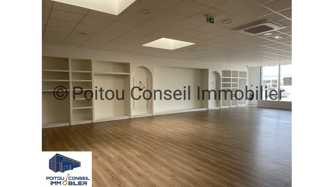 A louer local commercial 350m² Niort accès facile