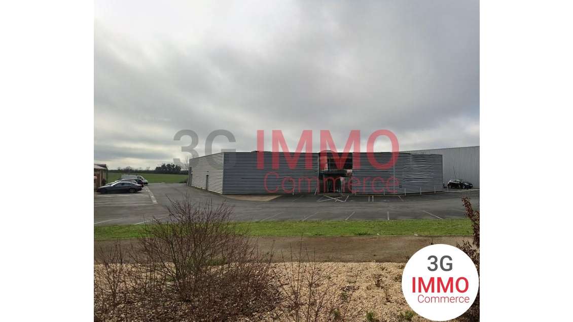 A louer local commercial 928m² Niort Mendes France