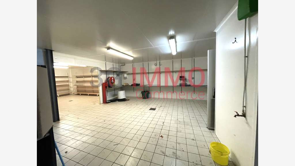 A louer local 1300m² à Niort Mendes France