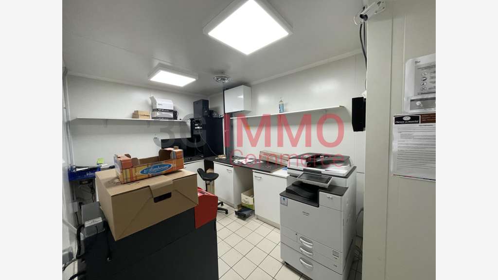 A louer local 1300m² à Niort Mendes France