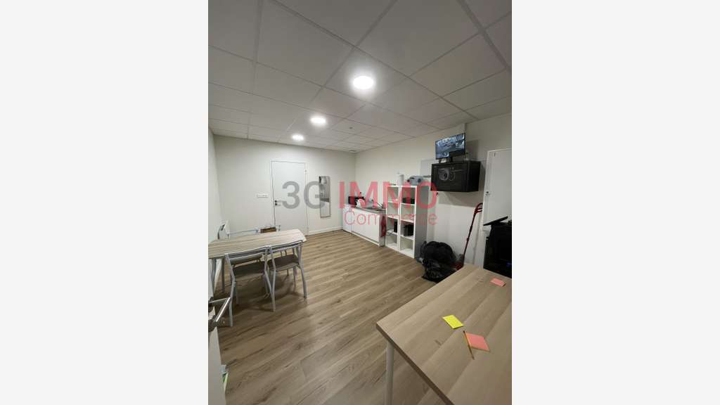 A louer local commercial 330m² Niort Mendes France